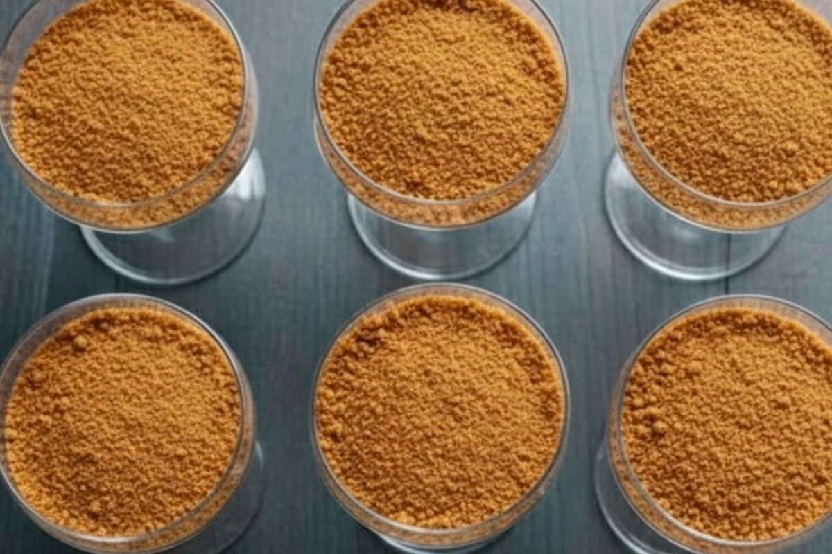 Divide the cookie crumbs evenly among eight small serving glasses (about 150ml each) and press them firmly into the base to form the crust.