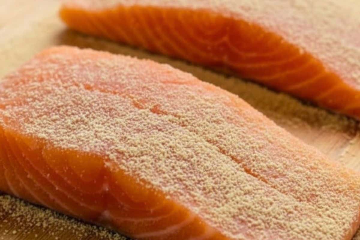 Season the salmon fillets evenly with garlic powder and a pinch of salt. - 4