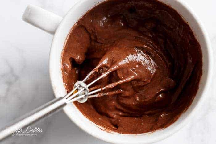 Recette de gâteau au chocolat double faible en gras AVEC une autre vidéo.  Prêt en moins d'une minute !  Duveteux.  Beurre et doux.  Le MEILLEUR mug cake faible en gras et sans culpabilité !  |  https://cafedelites.com