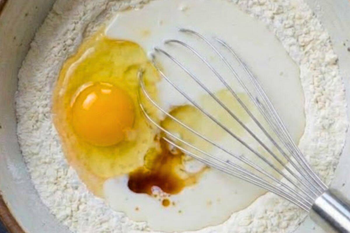 Add the oil, egg, vanilla, and milk into the bowl. - 5