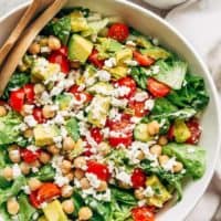 Una sencilla ensalada de garbanzos balsámicos y aguacate con feta llena de colores y sabores veraniegos. Lista en menos de 5 minutos como guarnición o plato principal.