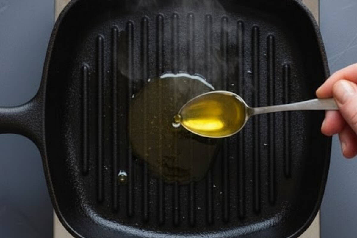 Warm a teaspoon of oil in a grill pan
