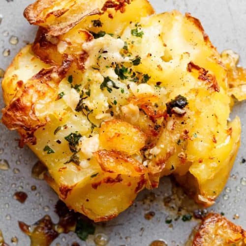 These Crispy Garlic Butter Parmesan Smashed Potatoes are the most delicious side dish Crispy Garlic Butter Parmesan Smashed Potatoes
