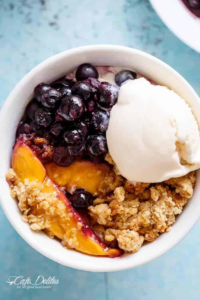 A classic and Easy Mango Blueberry Crumble with the crispy, buttery topping that's lighter in calories and BIG on flavour! | http://cafedelites.com