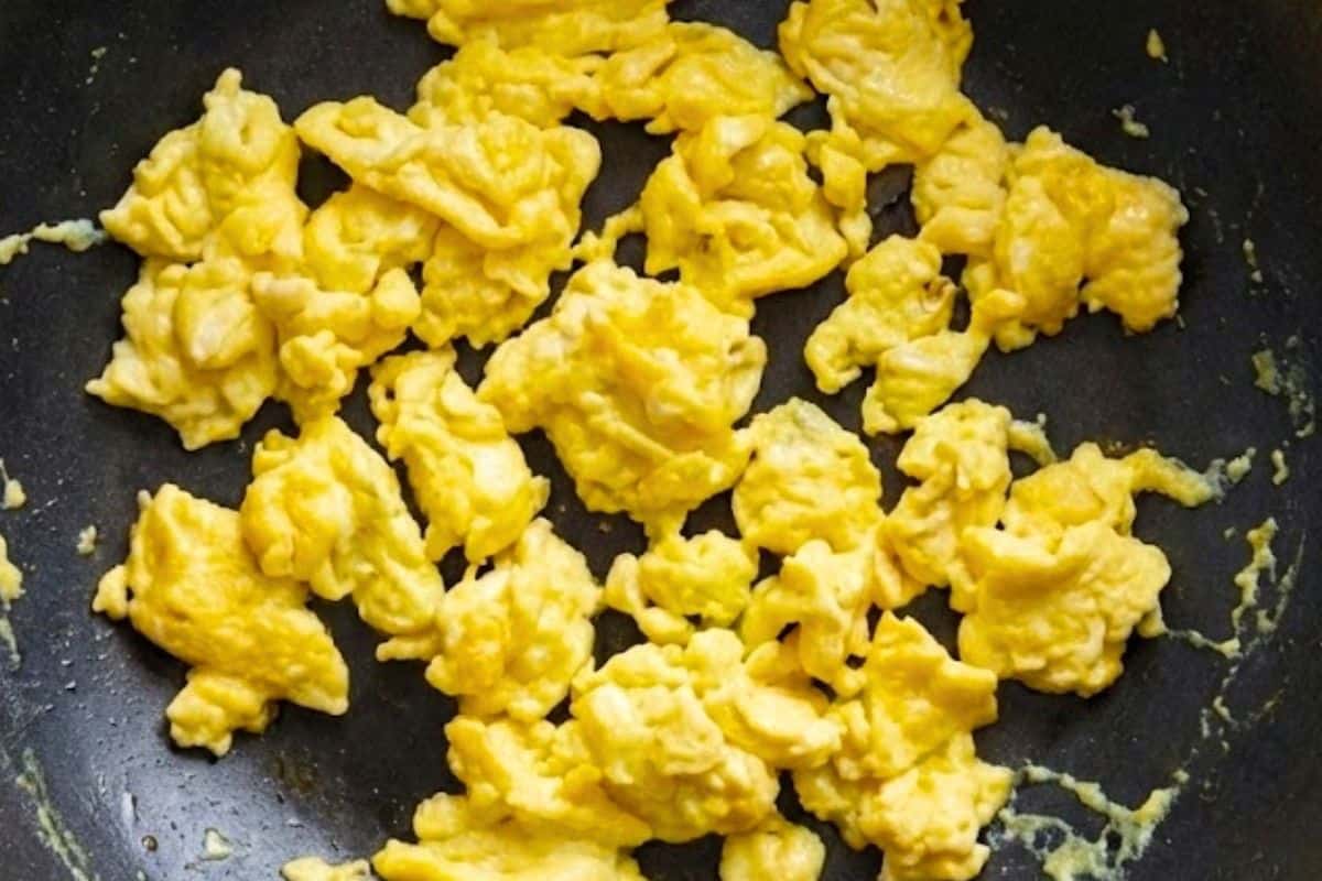 Heat a teaspoon of oil in a hot wok and pour in the whisked eggs. Let them set into a thin omelette, then break it into small pieces - 7