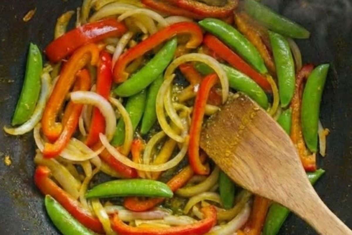 Heat the remaining oil, add one teaspoon of curry powder and stir until fragrant. Add the vegetables and cook. - 9