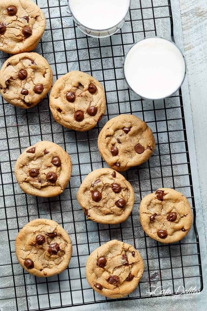  EASY Soft Chewy Chocolate Chip Cookies with a crispy outer edge that are a cookie dream c Chocolate Chip Cookies (Easy Soft Chewy )