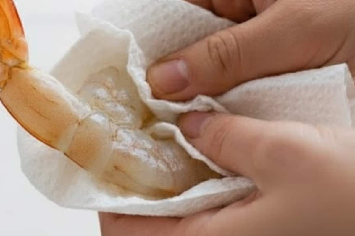 Pat each shrimp completely dry with paper towels.
