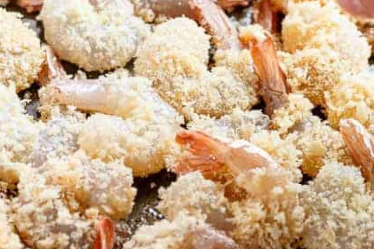 Lay the coated shrimp on the prepared baking tray.