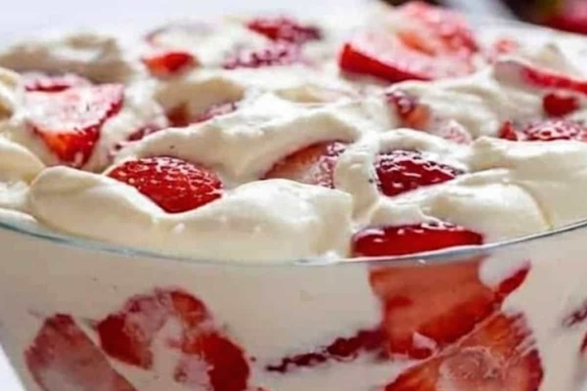  Lightly fold the sliced strawberries and desiccated coconut into the cheesecake mixture - 7