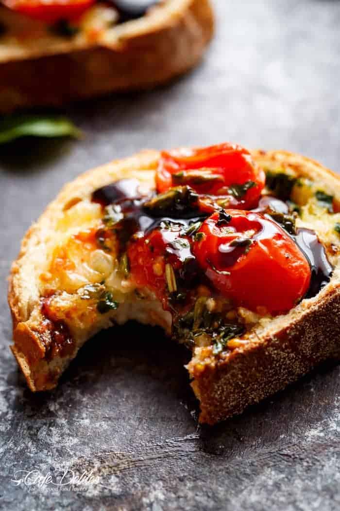 Tomato Caprese Garlic Breads | https://cafedelites.com