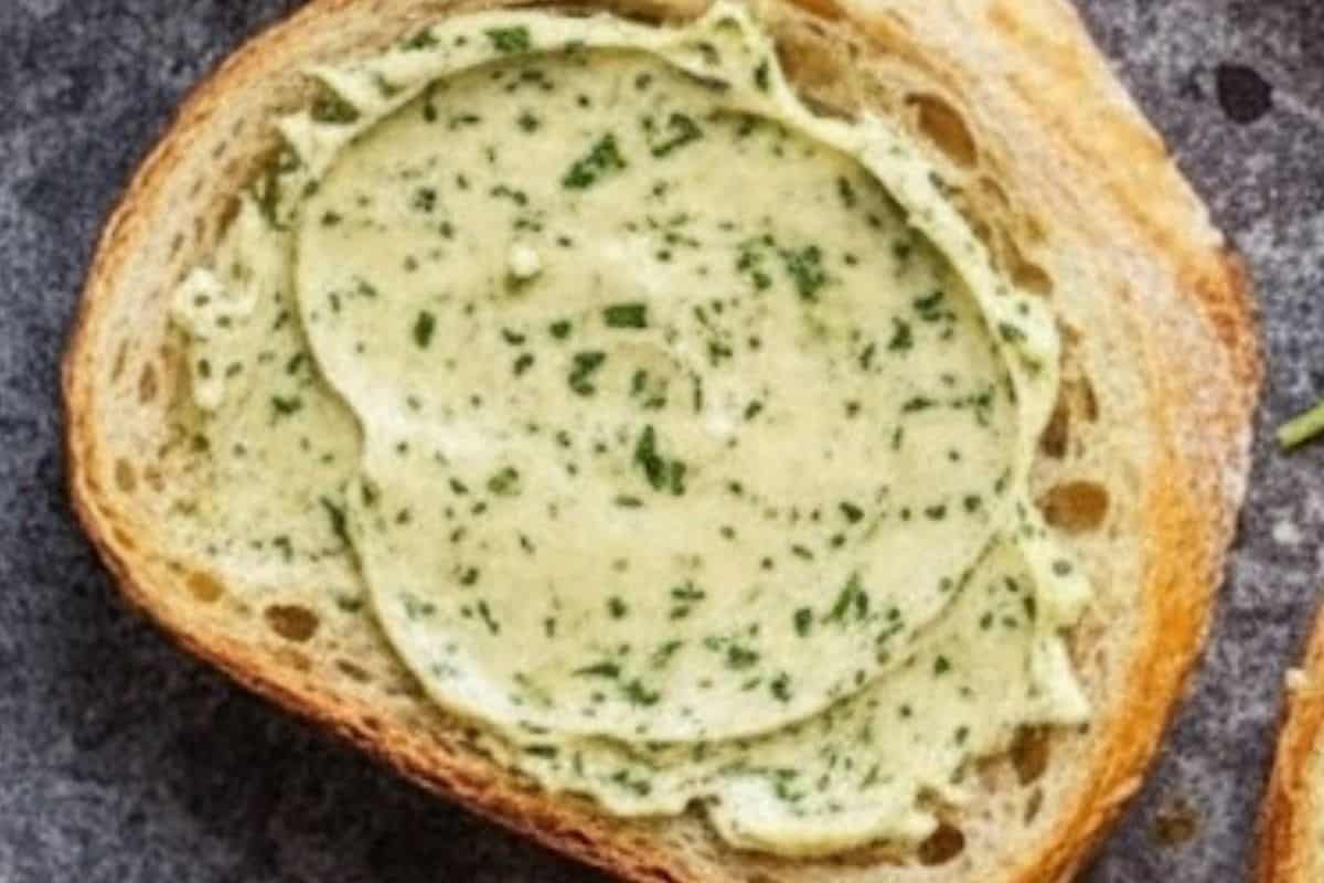 Combine softened butter, minced garlic, chopped parsley, and a pinch of salt. Spread evenly over each slice of ciabatta. - 5