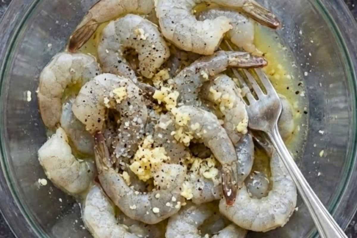 Place the shrimp in a shallow bowl with lemon juice, minced garlic, salt, and cracked pepper. - 4