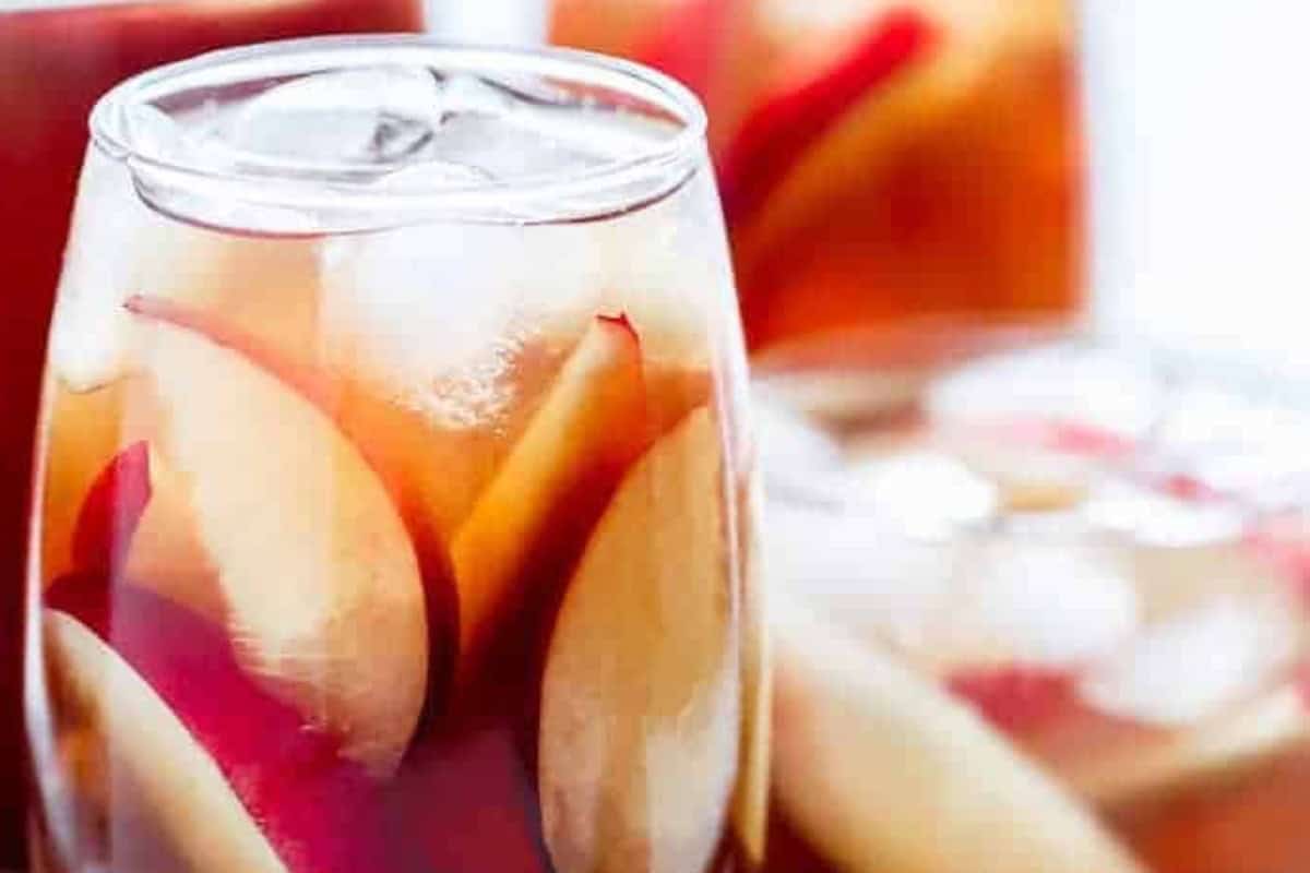 When both the syrup and tea are chilled, mix the syrup into the tea and stir. Pour over ice, garnish with fresh peach slices