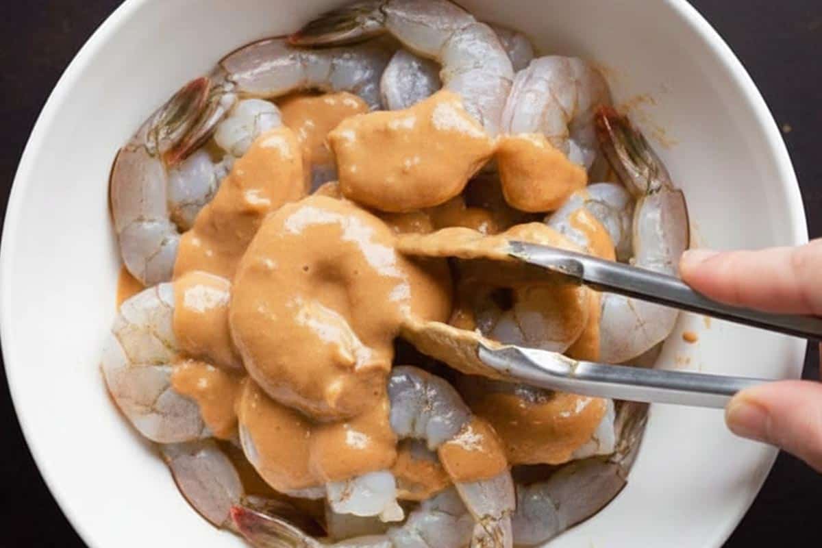 Marinating the shrimp with the sauce.