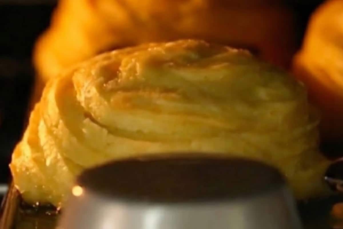 Lightly spray the piped bowls with cooking oil for a crisp texture. Bake standard bowls for 35–40 minutes or mini bowls for about 35 minutes - 7