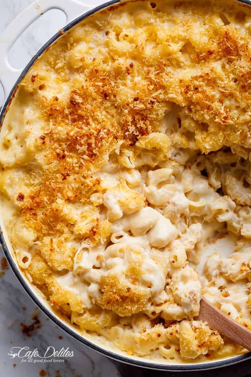 Garlic Parmesan Mac And Cheese is better than the original! A creamy garlic parmesan cheese sauce coats your macaroni, topped with parmesan fried bread crumbs, while saving some calories! | https://cafedelites.com