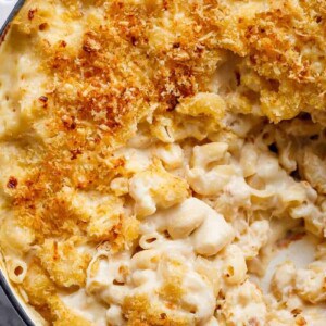 Garlic Parmesan Mac And Cheese is better than the original! A creamy garlic parmesan cheese sauce coats your macaroni, topped with parmesan fried bread crumbs, while saving some calories! | https://cafedelites.com