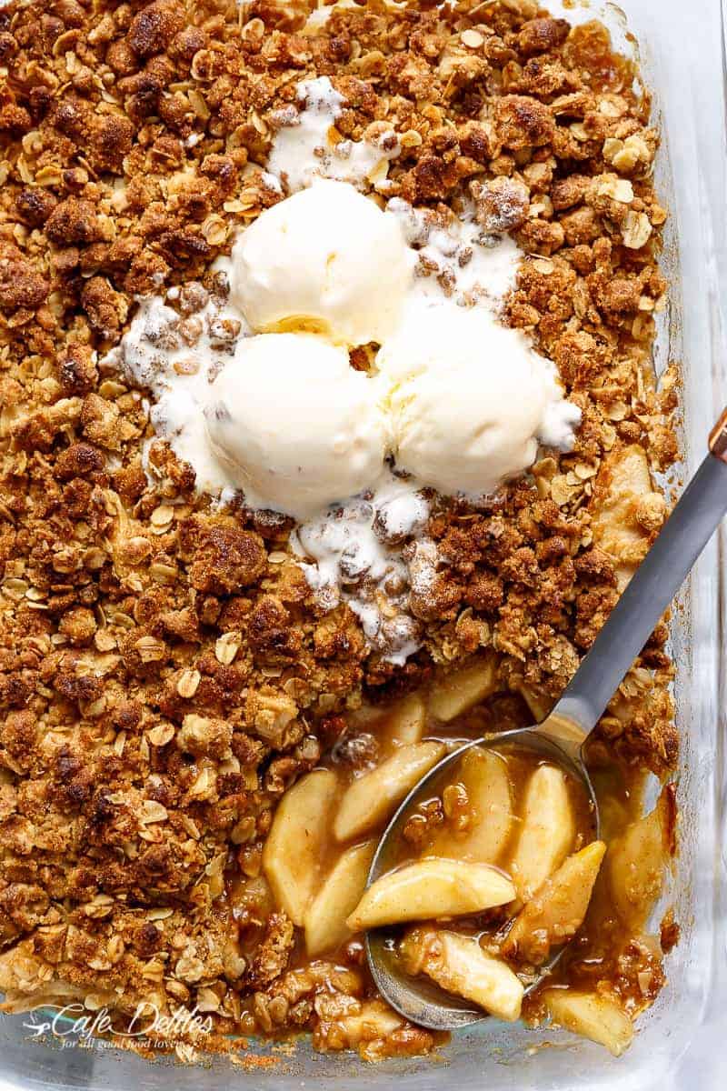 Easy Cinnamon Apple Crisp is absolutely foolproof! A juicy and jammy apple pie filling is covered with a crispy cookie-like topping, this crumble with become your favourite dessert! | https://cafedelites.com