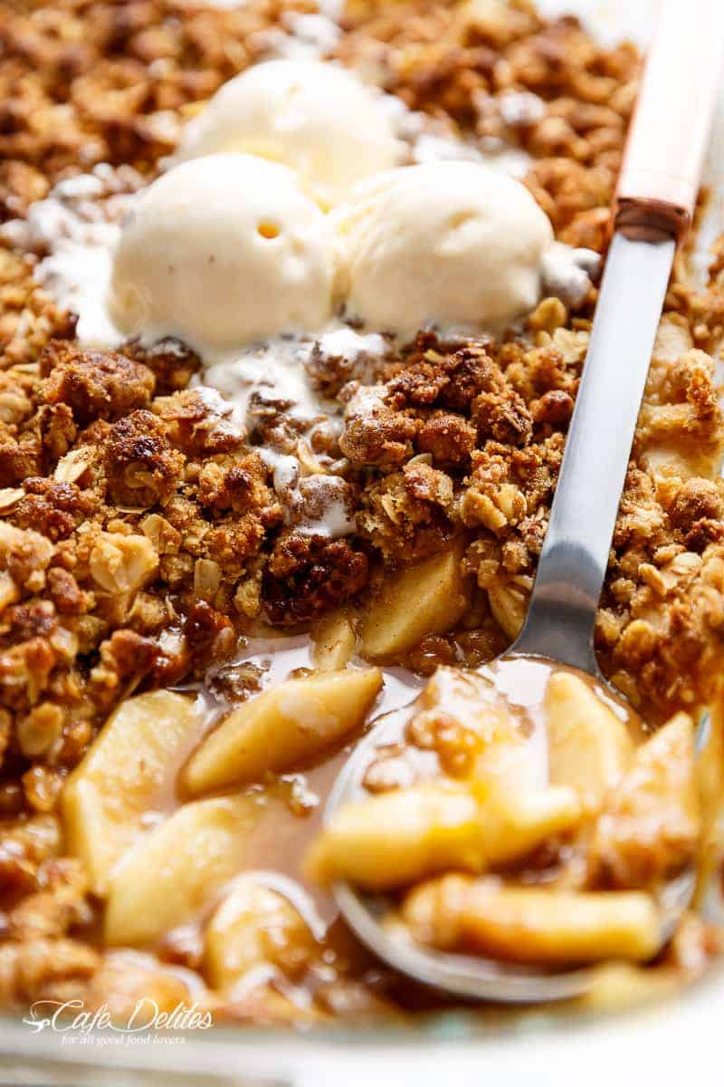 Easy Cinnamon Apple Crisp is absolutely foolproof! A juicy and jammy apple pie filling is covered with a crispy cookie-like topping, this crumble with become your favourite dessert! | https://cafedelites.com