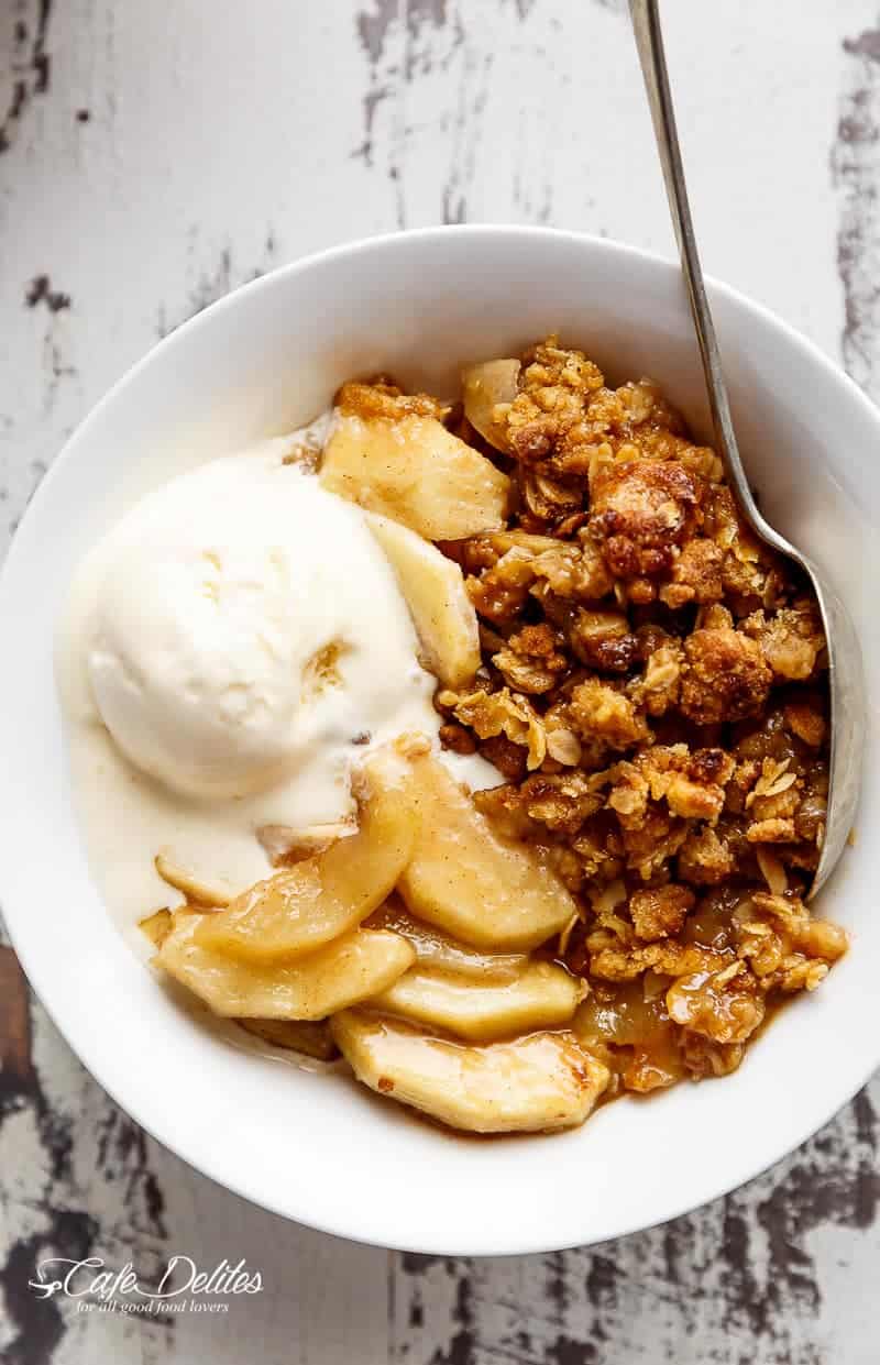 Easy Cinnamon Apple Crisp is absolutely foolproof! A juicy and jammy apple pie filling is covered with a crispy cookie-like topping, this crumble with become your favourite dessert! | https://cafedelites.com