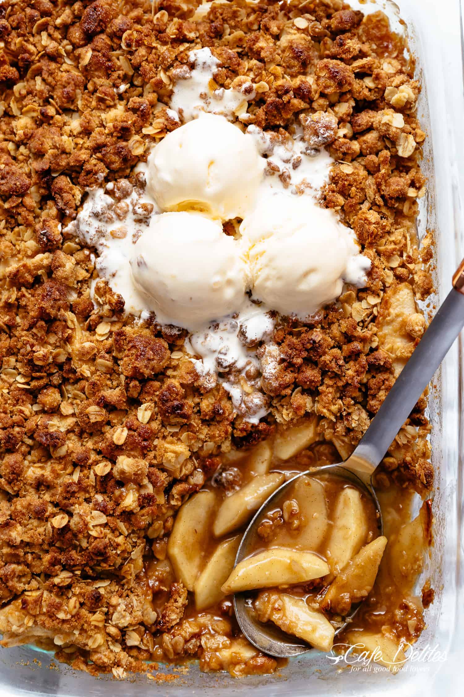 Easy Cinnamon Apple Crumble is foolproof! A juicy apple pie filling is covered with a crispy oatmeal cookie-like topping! BEST apple crumble!