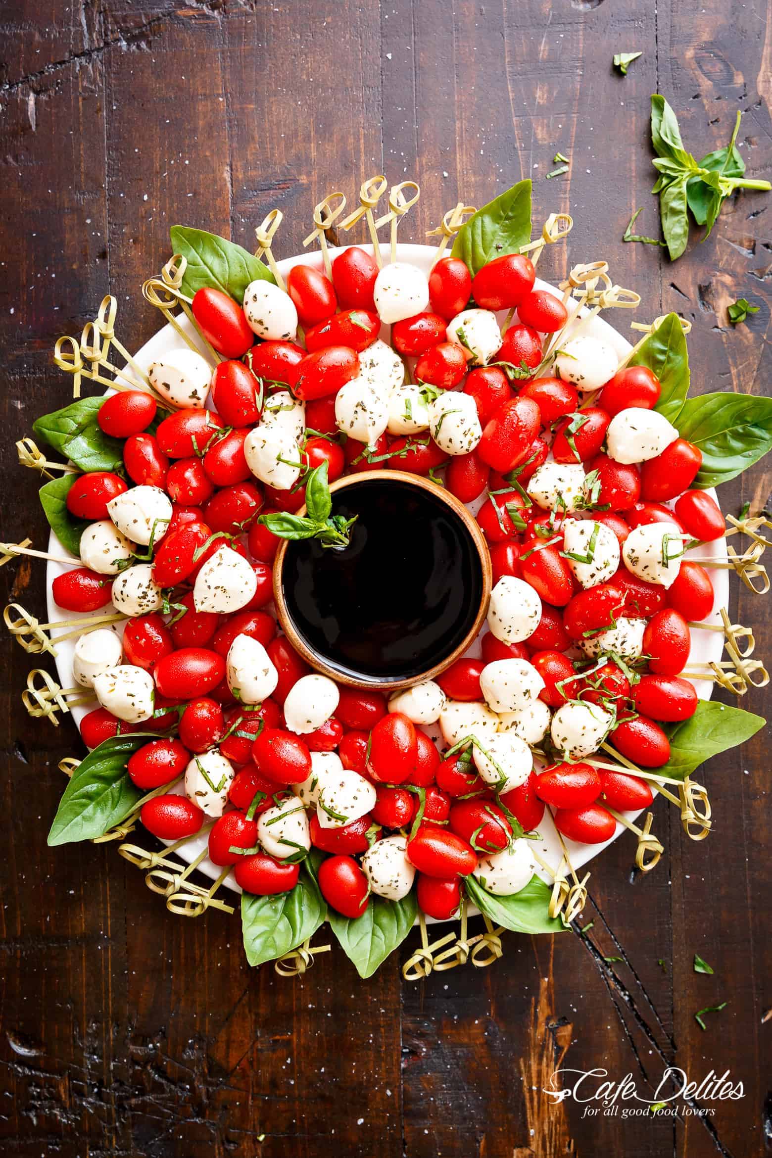 Caprese Salad Christmas Wreath is a festive and healthy appetiser for your Christmas table! | https://cafedelites.com