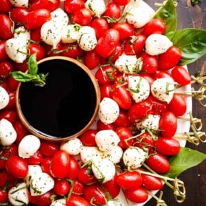 Caprese Salad Christmas Wreath is a festive and healthy appetizer for your Christmas table!