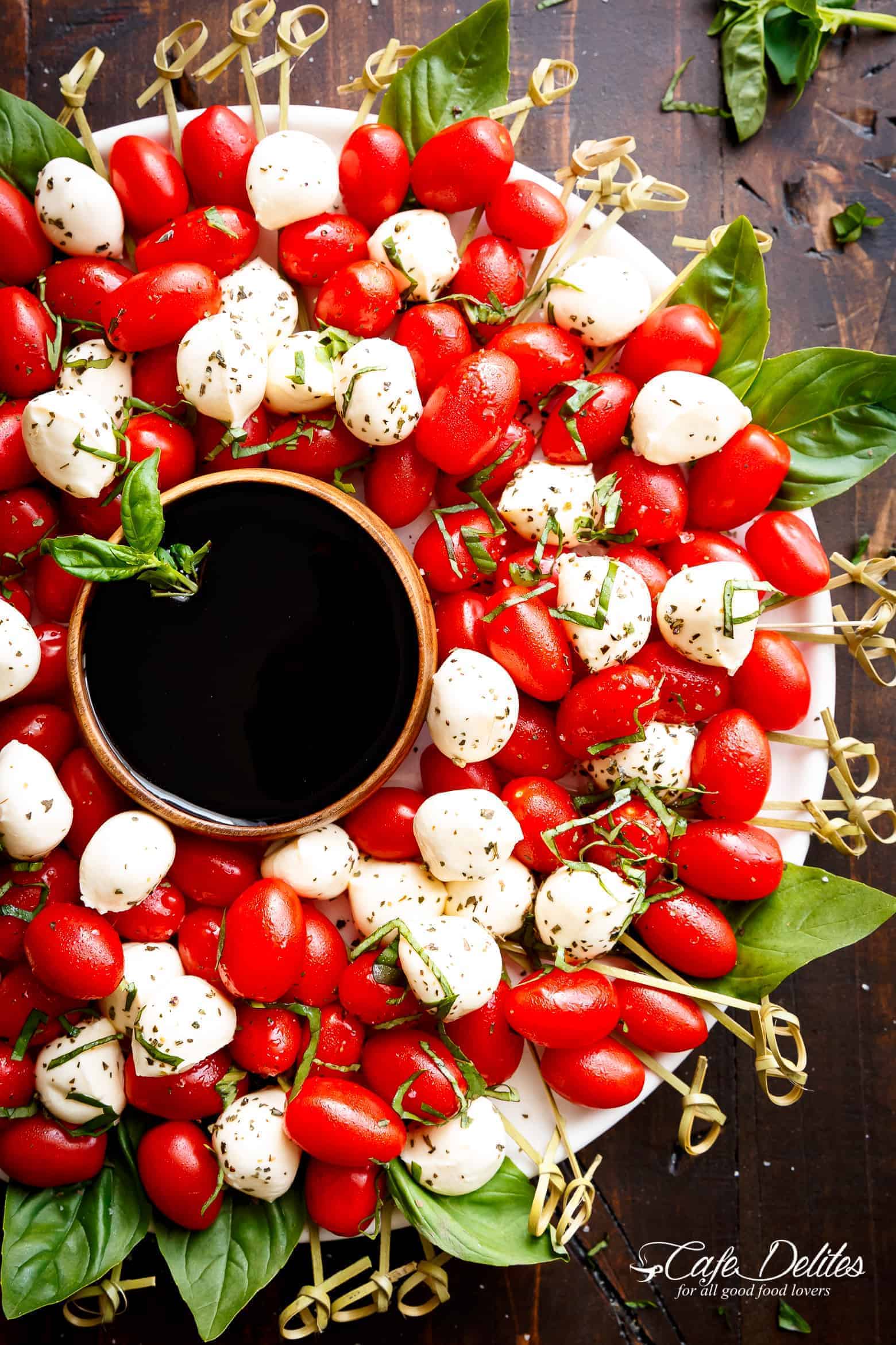 Caprese Salad Christmas Wreath is a festive and healthy appetiser for your Christmas table! | https://cafedelites.com