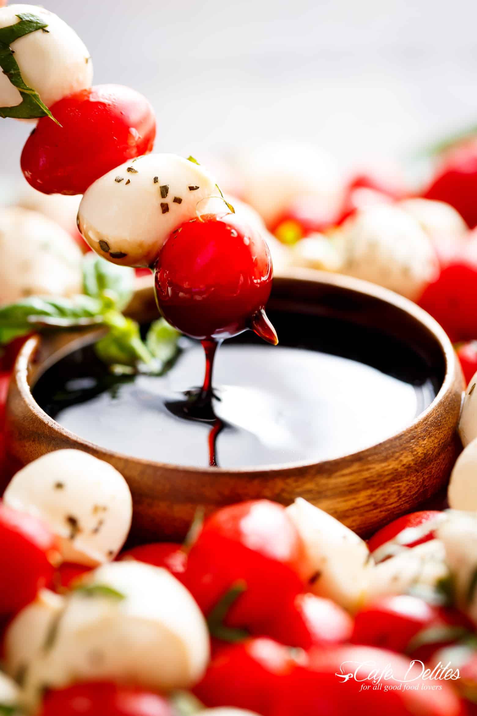 Caprese Salad Christmas Wreath is a festive and healthy appetiser for your Christmas table! | https://cafedelites.com