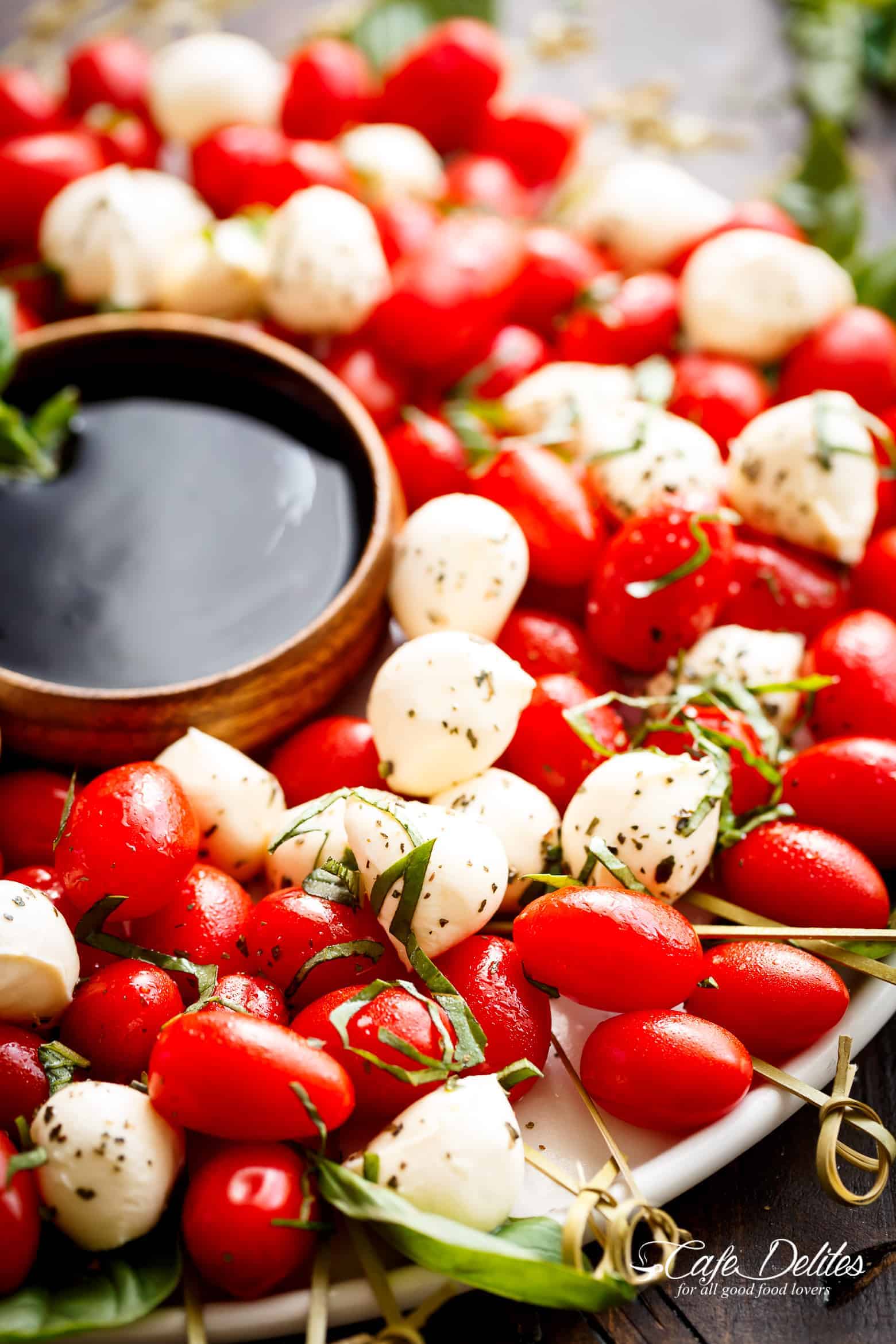 Caprese Salad Christmas Wreath is a festive and healthy appetiser for your Christmas table! | https://cafedelites.com