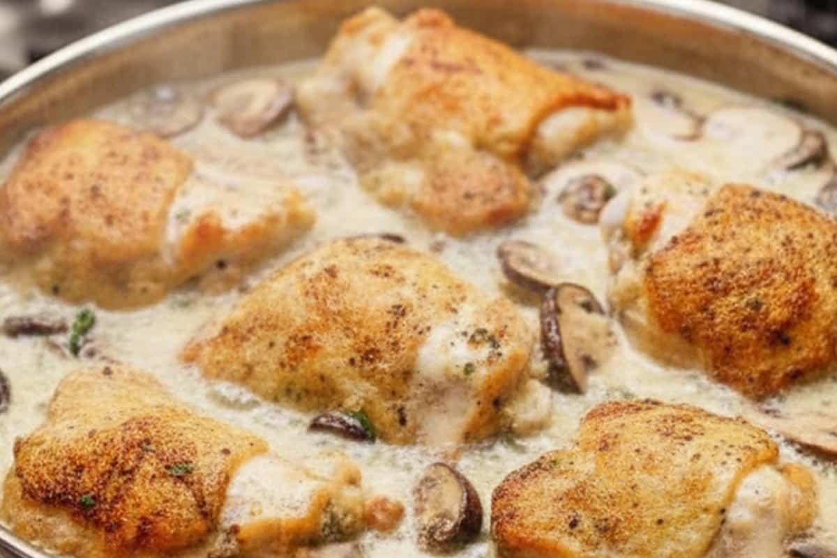 Returned back the chicken to the skillet with sauce.