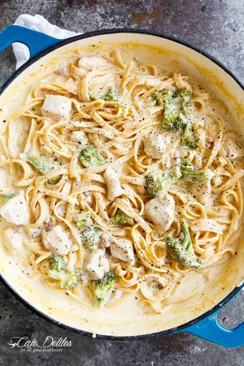 ONE POT Chicken Bacon Fettuccine Alfredo is our favourite way to eat pasta with NO HEAVY C One Pot Chicken Fettuccine Alfredo with Bacon