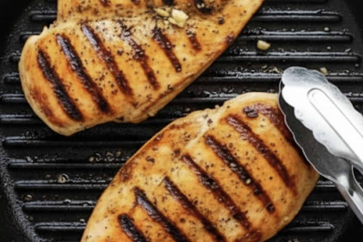 Season chicken with olive oil, lemon juice, garlic, oregano, salt, and pepper. Grill in a skillet or pan until golden and cooked.