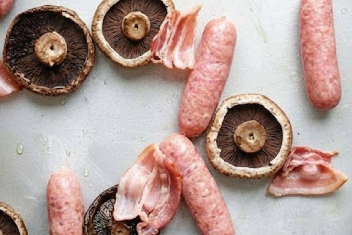 Place the sausages, bacon, and mushrooms on the tray