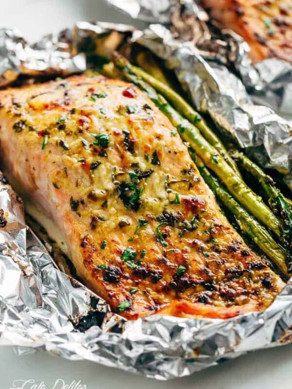 Baked OR grilled right on your barbecue this Lemon Parmesan Salmon & Asparagus Foil Packs are packed with flavour! !