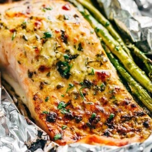 Baked OR grilled right on your barbecue this Lemon Parmesan Salmon & Asparagus Foil Packs are packed with flavour! !