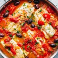 Pan Seared Fish With Tomatoes Olives er en familiefavorit og en af hverdagens basisopskrifter! Let og velsmagende, et simpelt måltid på få minutter! | 