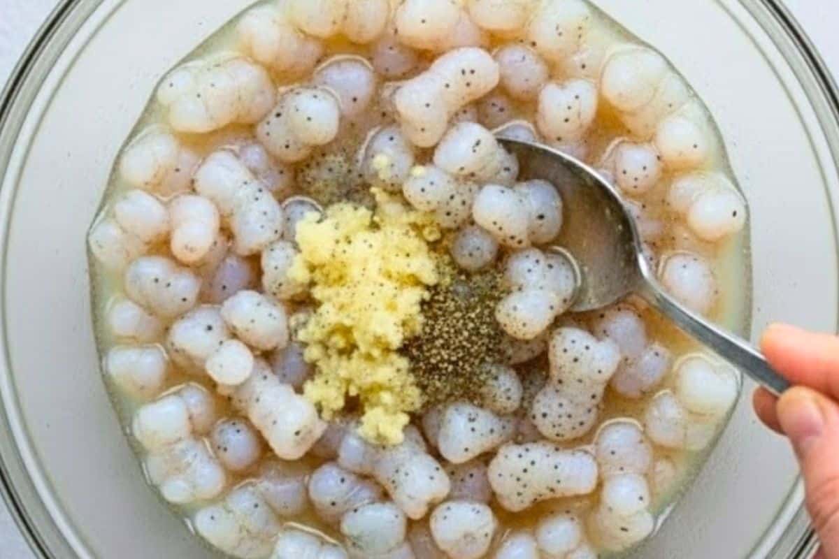 Combine shrimp with lemon or lime juice, garlic, salt, and pepper. - 3