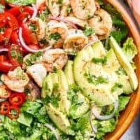 Shrimp Guacamole Salad is a guacamole in a salad bowl! Pan fried shrimp in lemon and garlic flavours are mixed through guacamole ingredients!| https://cafedelites.com