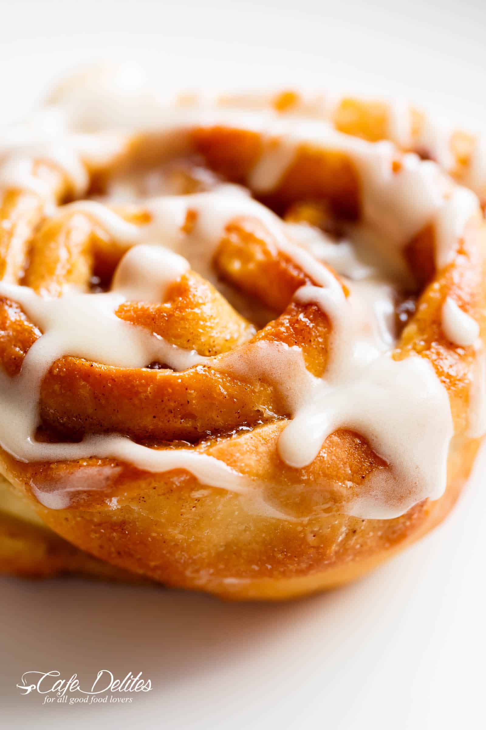 apple pie cinnamon rolls with cream cheese frosting