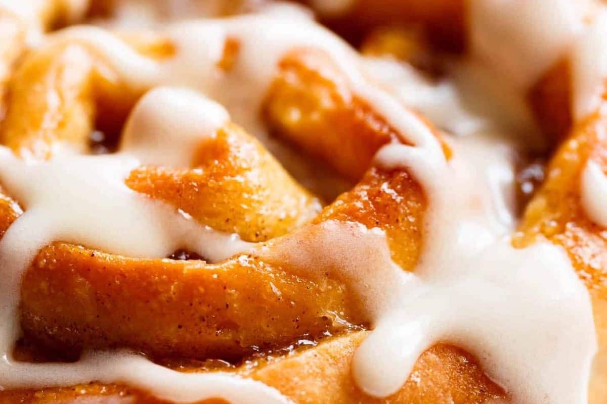 Preheat oven to 175°C (350°F). Bake the rolls uncovered for 35–40 minutes until golden. While baking, beat together the frosting ingredients until smooth. Drizzle over warm rolls and enjoy every soft, apple-filled swirl.