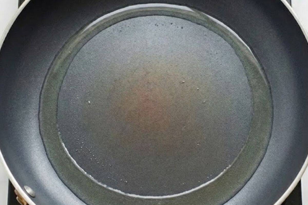 Warm 1 tablespoon of oil in a nonstick pan over low to medium heat