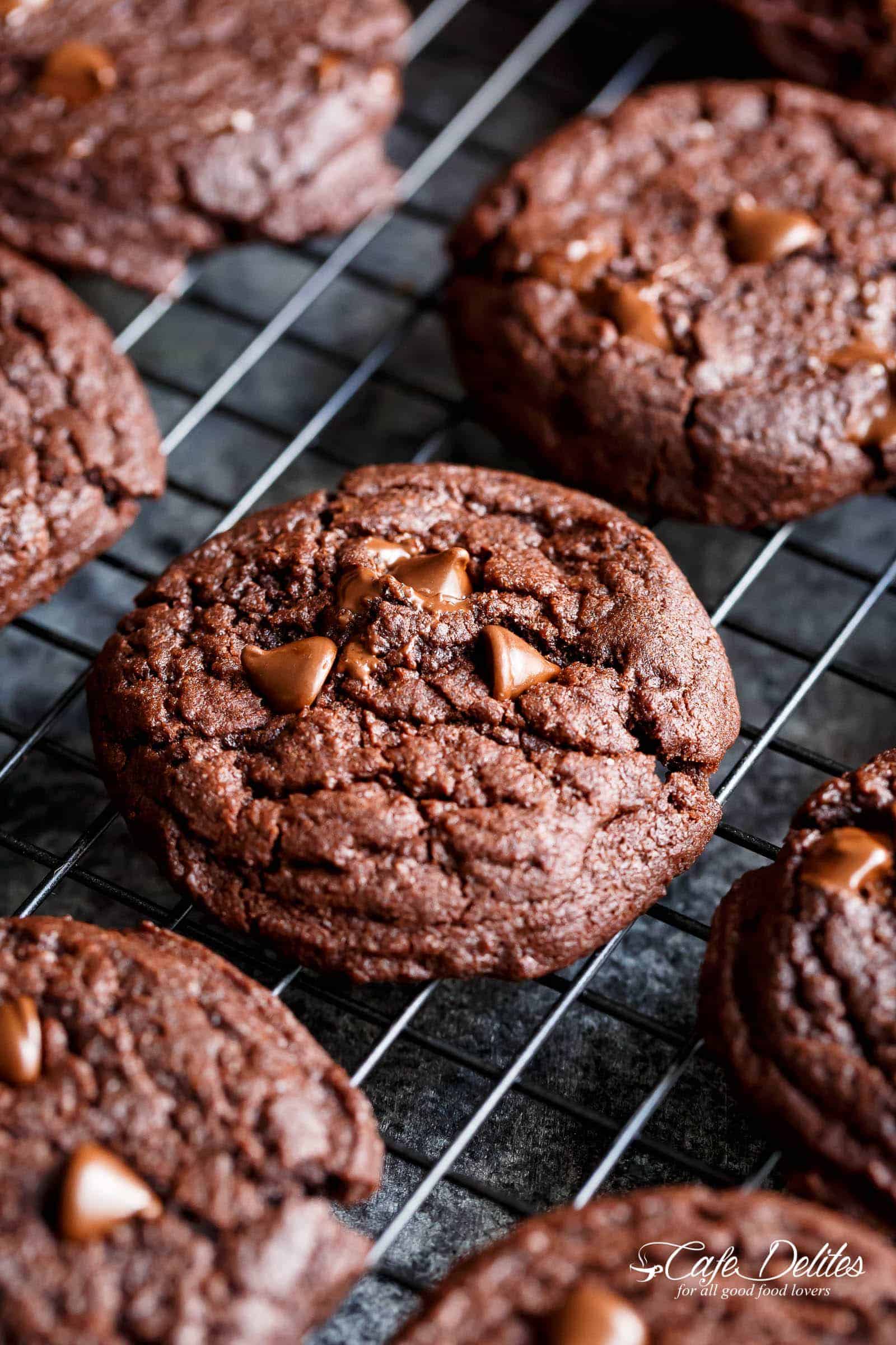 Cookies on cooling rack. 