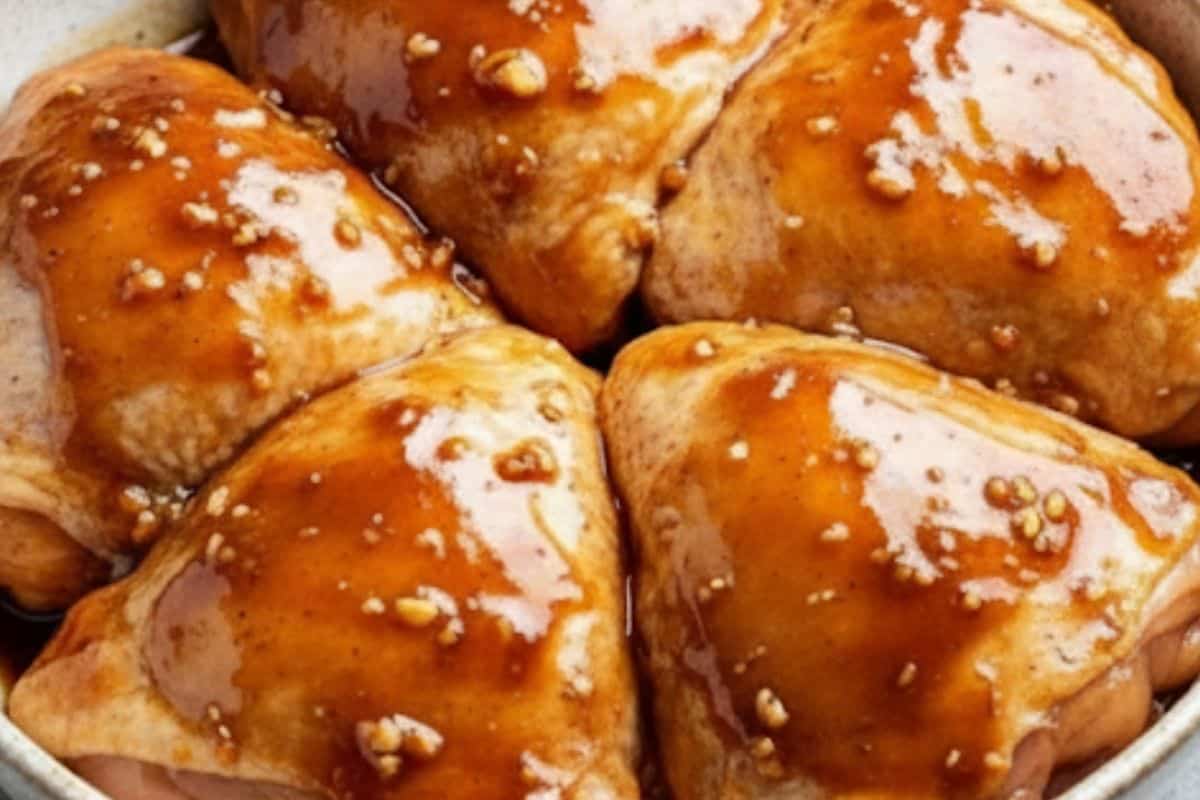  Combine soy sauce, honey, garlic, hoisin, vinegar, sesame oil, and white pepper in a shallow bowl. Coat the chicken evenly in the marinade.