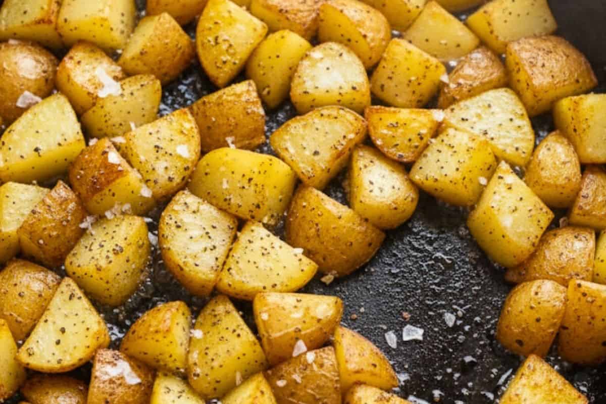 Heat 1 tablespoon oil in a 14 inch skillet; cook potatoes for 6 minutes; season with salt and pepper.