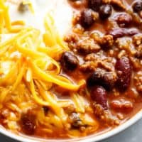 Beef & Bean Jalapeño Chili is one of the best and easiest chili's ready in under 30 minutes! Full of ground beef, beans and Jalapeño peppers! | Cafe Delites