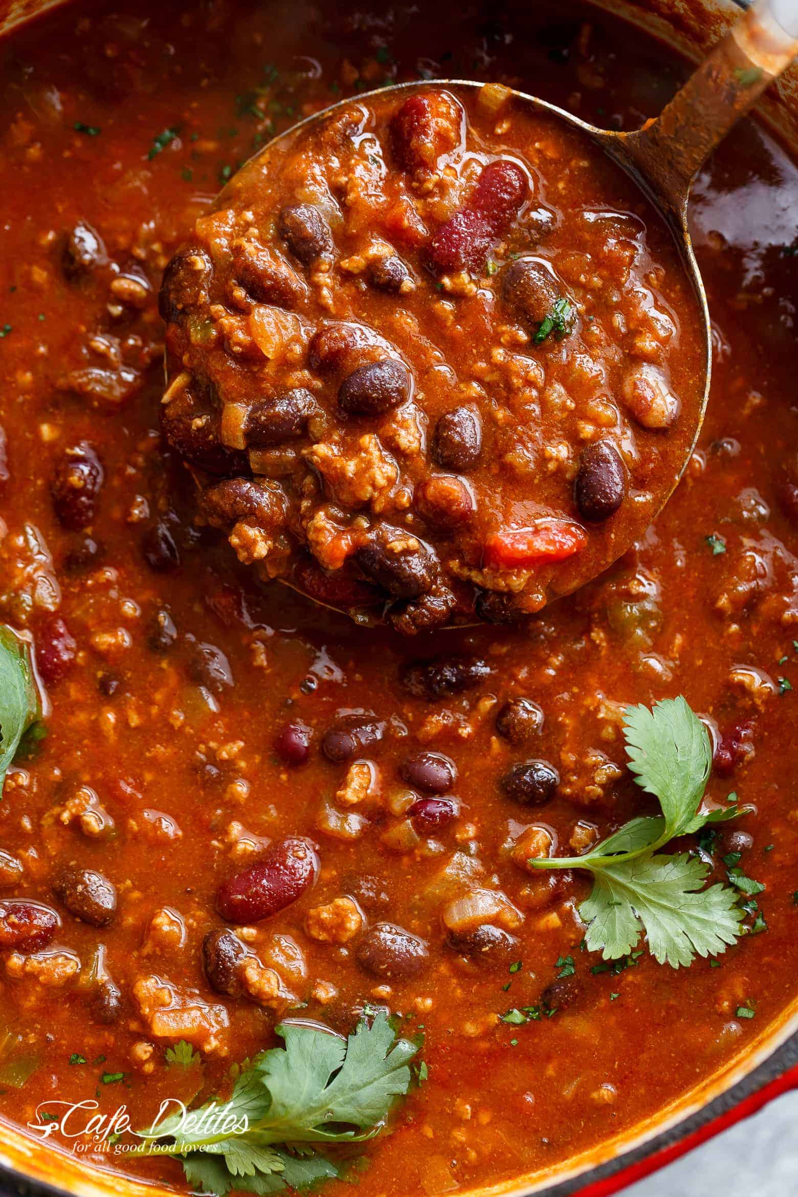 The best and easiest chili recipe ready in under 30 minutes! Full of ground beef, beans and Jalapeño peppers! | Cafe Delites