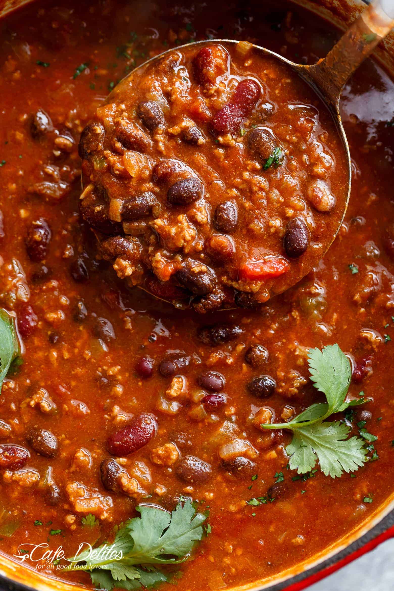 Beef & Bean Jalapeño Chili is one of the best and easiest chili's ready in under 30 minutes! Full of ground beef, beans and Jalapeño peppers! | Cafe Delites