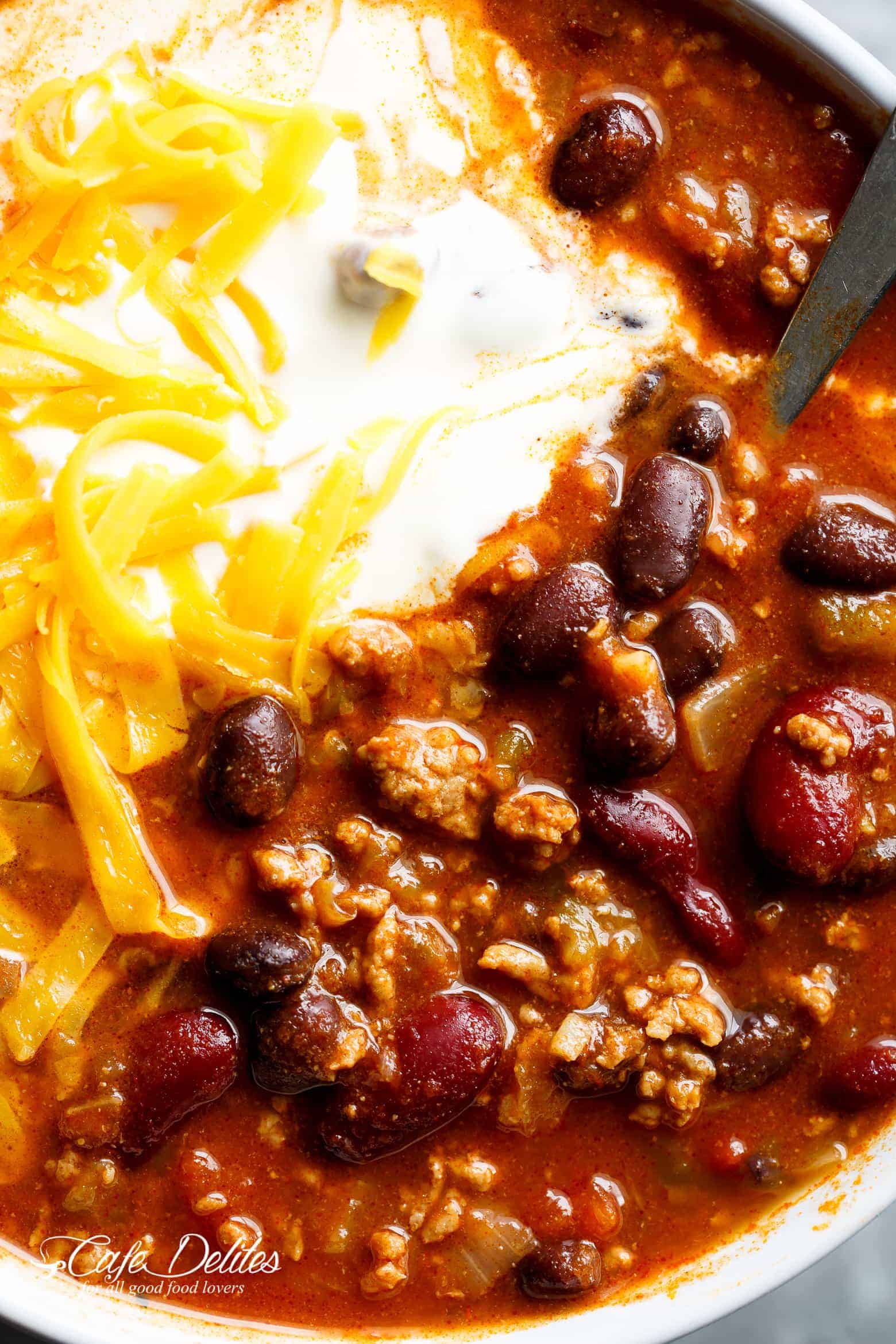 Beef & Bean Jalapeño Chili is one of the best and easiest chili's ready in under 30 minutes! Full of ground beef, beans and Jalapeño peppers! | Cafe Delites